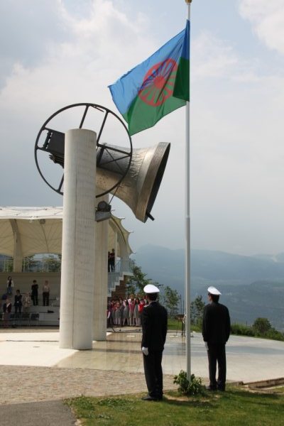 la bandiera romani al Colle di Miravalle