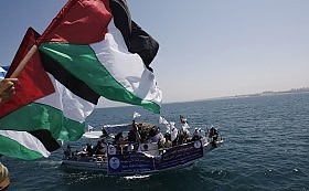 in attesa, nel porto di Gaza