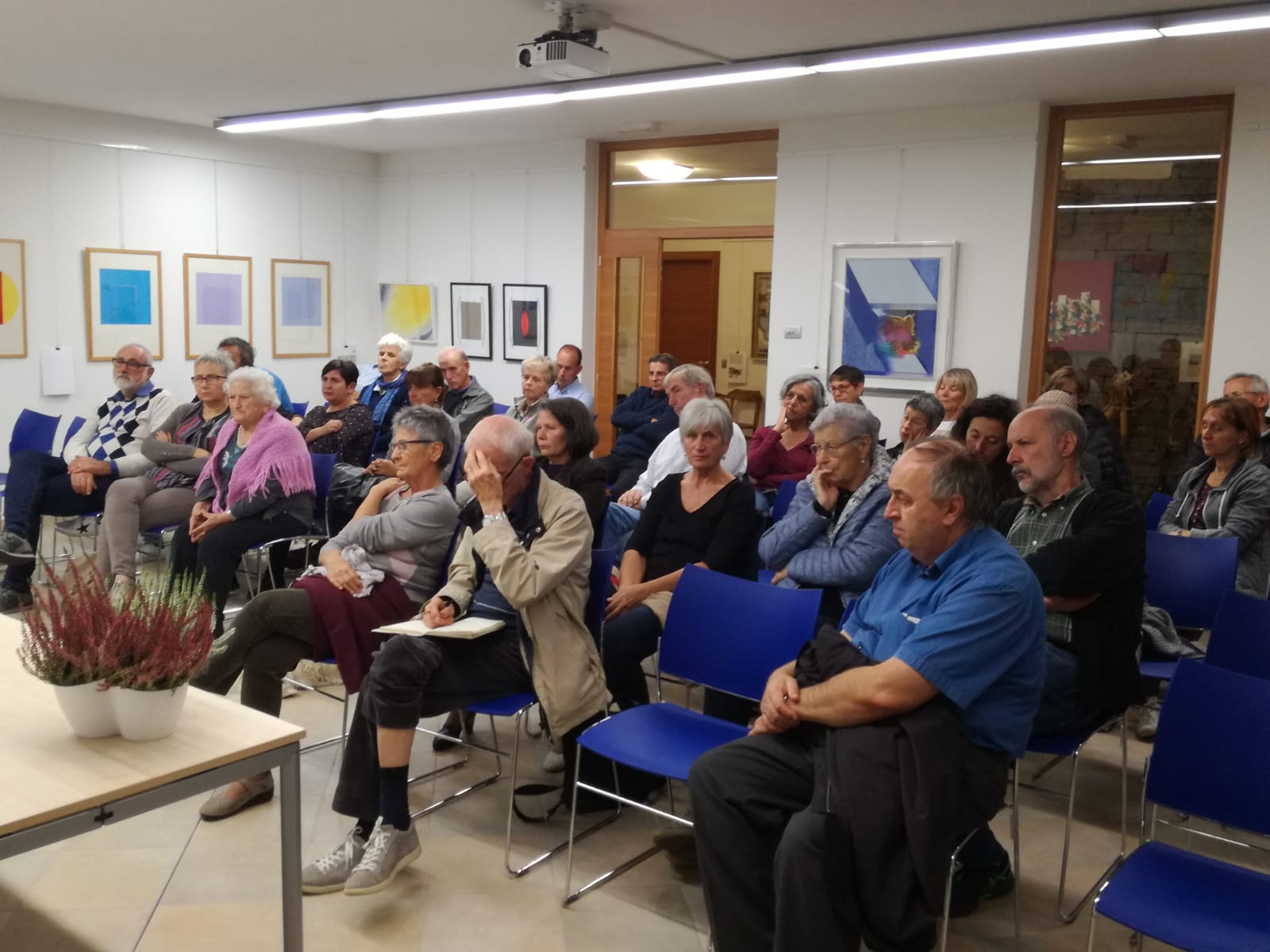 La sala della presentazione a Civezzano