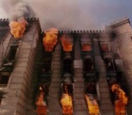 la biblioteca nazionale di sarajevo in fiamme