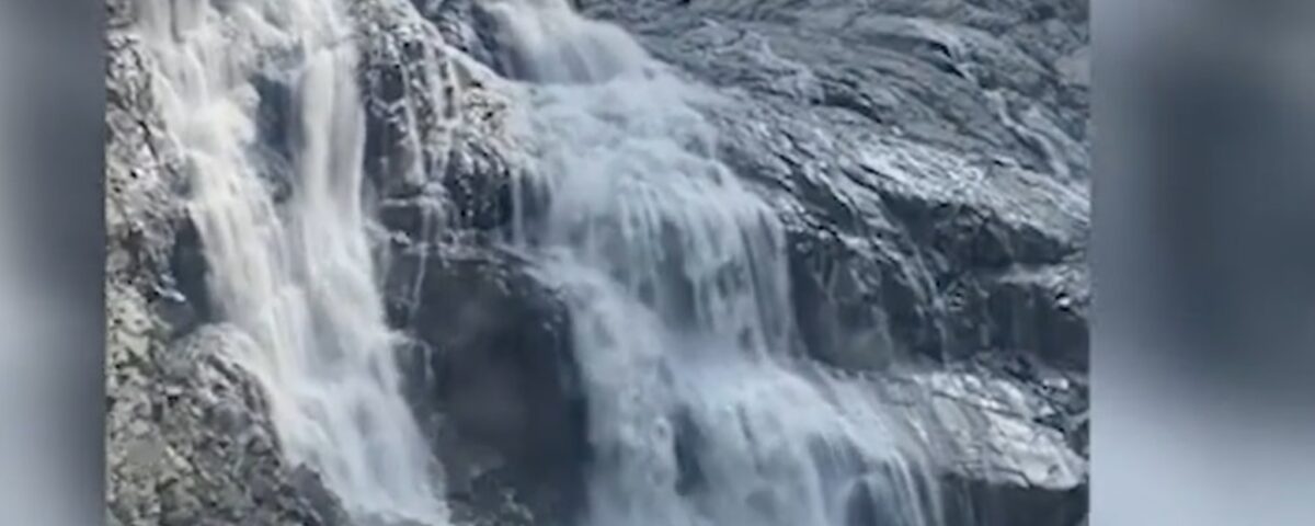 Il fiume che nell'estate scorsa scendeva dal ghiacciaio dell'Adamello