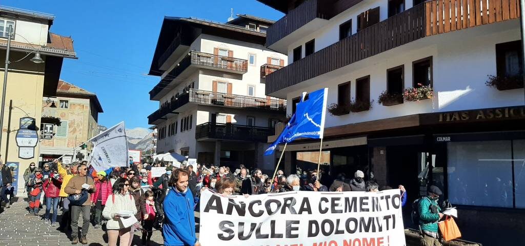 Cortina, manifestazione contro la cementificazione delle Dolomiti (ottobre 2021)