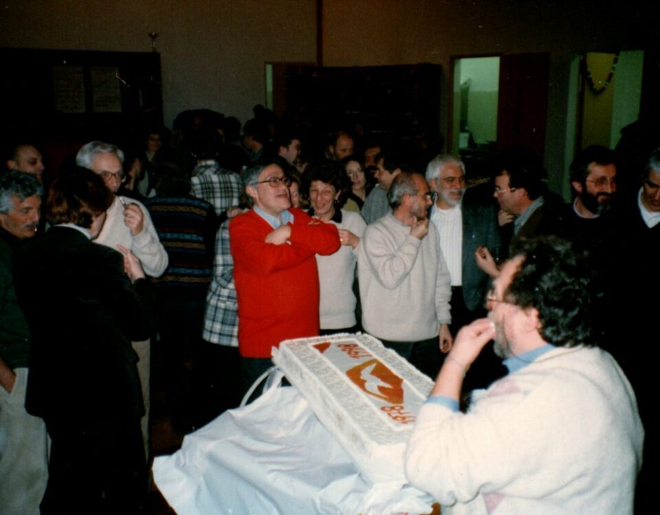 Al centro della foto, con il maglione rosso, Vittorio Bellavite.