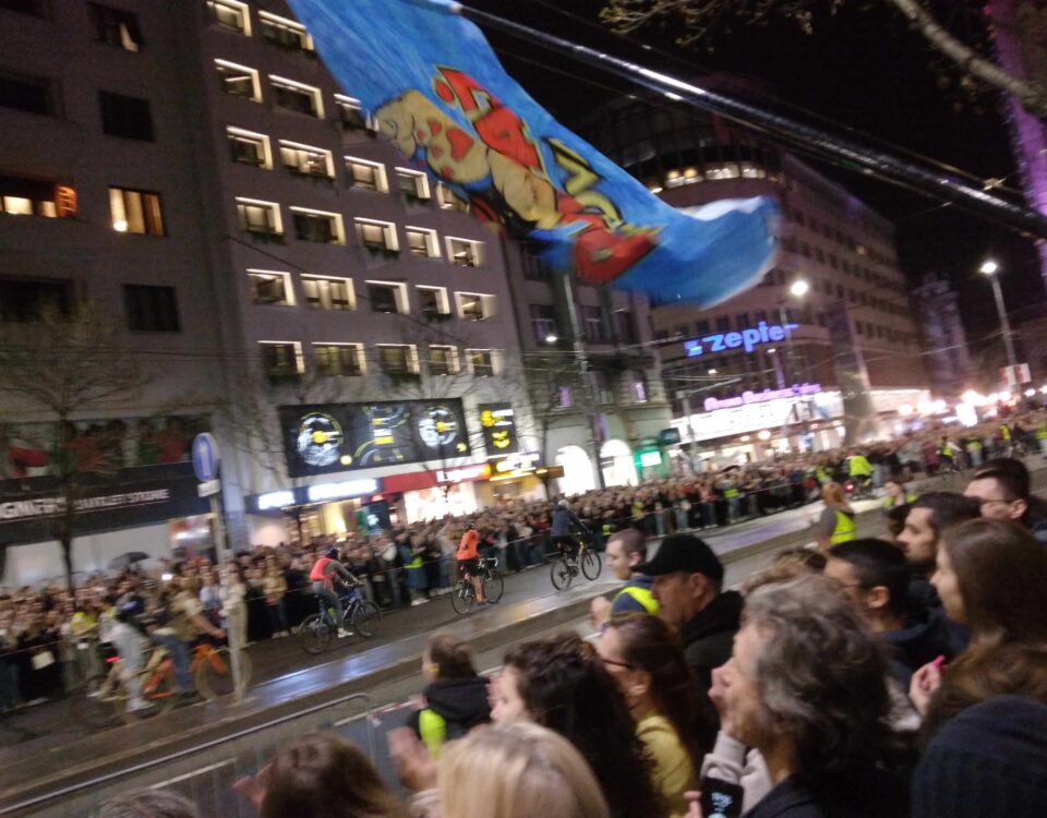 Belgrado, l'arrivo dei primi manifetsanti il 14 marzo 2025