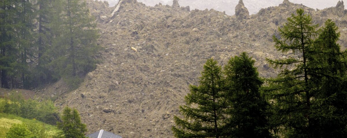 Nella foto di Jean-Christophe Bott/Keystone per AP/LaPresse, gli effetti a fondo valle del crollo del ghiacchio: una valanga di ghiaccio, terra e pietre.
