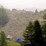 Nella foto di Jean-Christophe Bott/Keystone per AP/LaPresse, gli effetti a fondo valle del crollo del ghiacchio: una valanga di ghiaccio, terra e pietre.