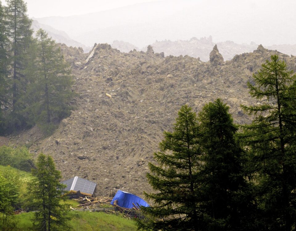 Nella foto di Jean-Christophe Bott/Keystone per AP/LaPresse, gli effetti a fondo valle del crollo del ghiacchio: una valanga di ghiaccio, terra e pietre.