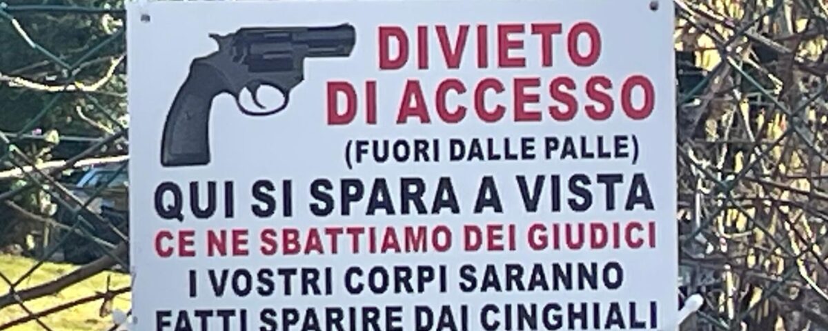 Il cartello affisso.