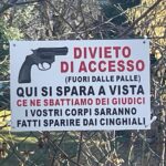 Il cartello affisso.