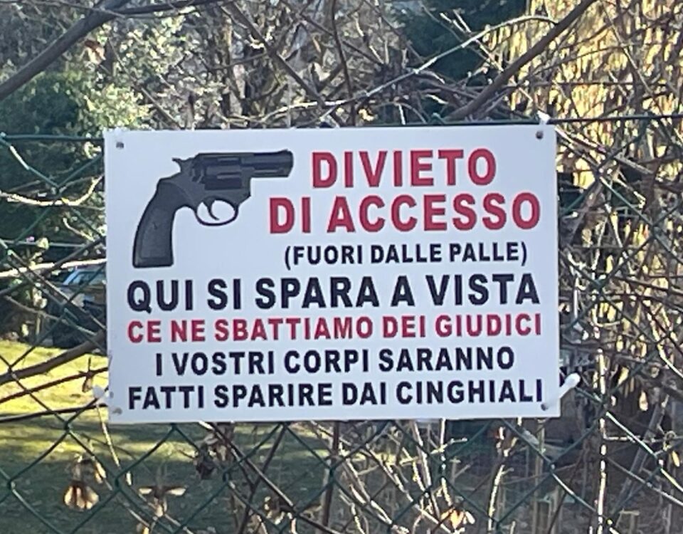 Il cartello affisso.